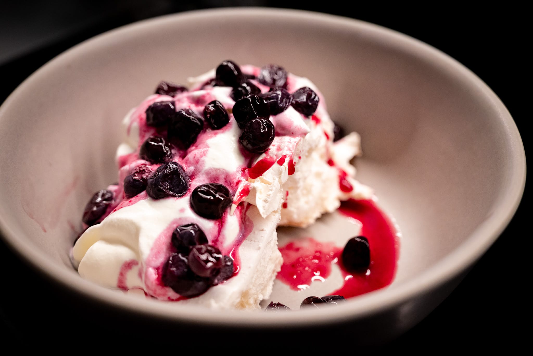 Pavlova with fermented blueberries