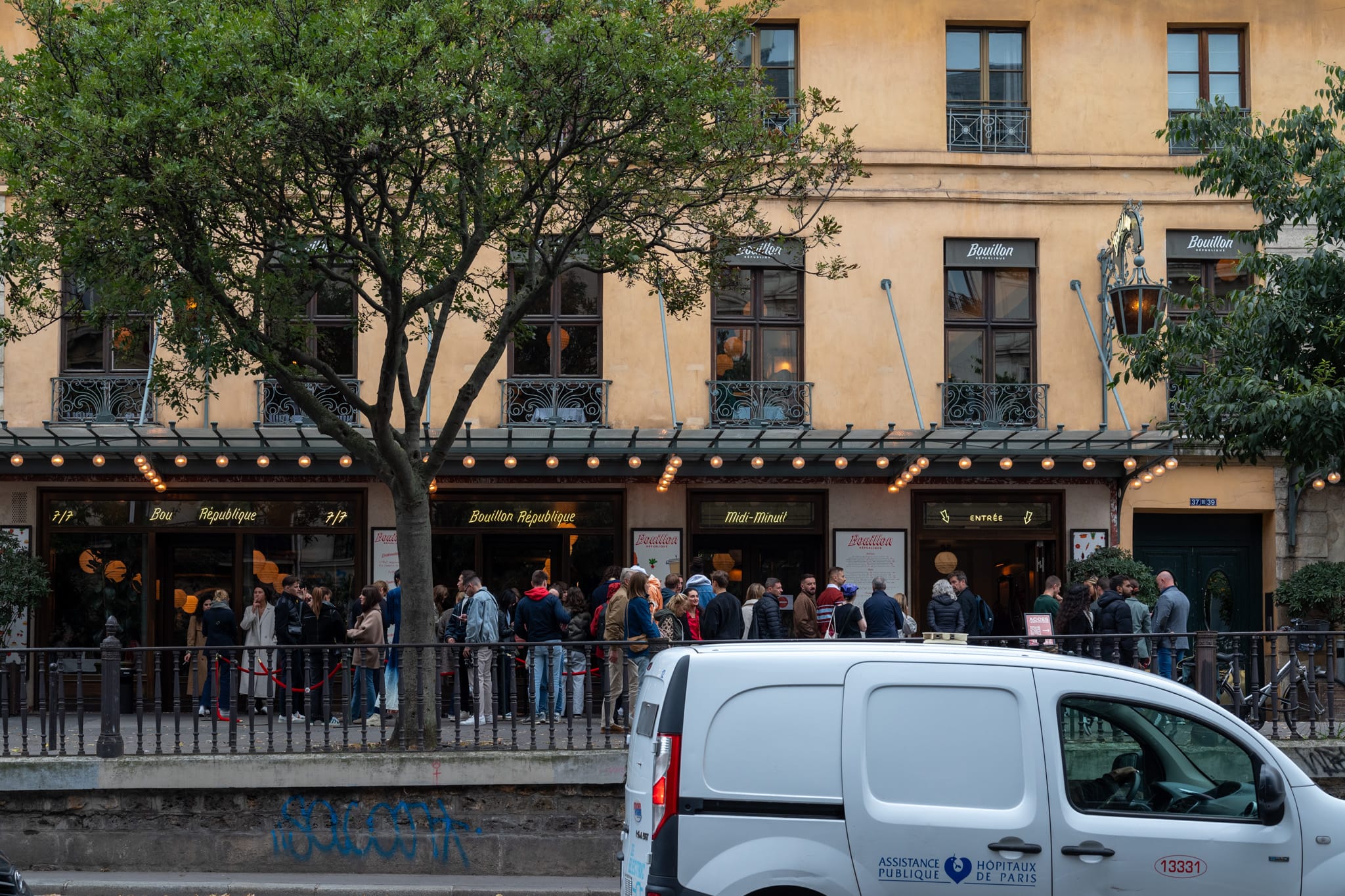 An endless queue at Bouillon
