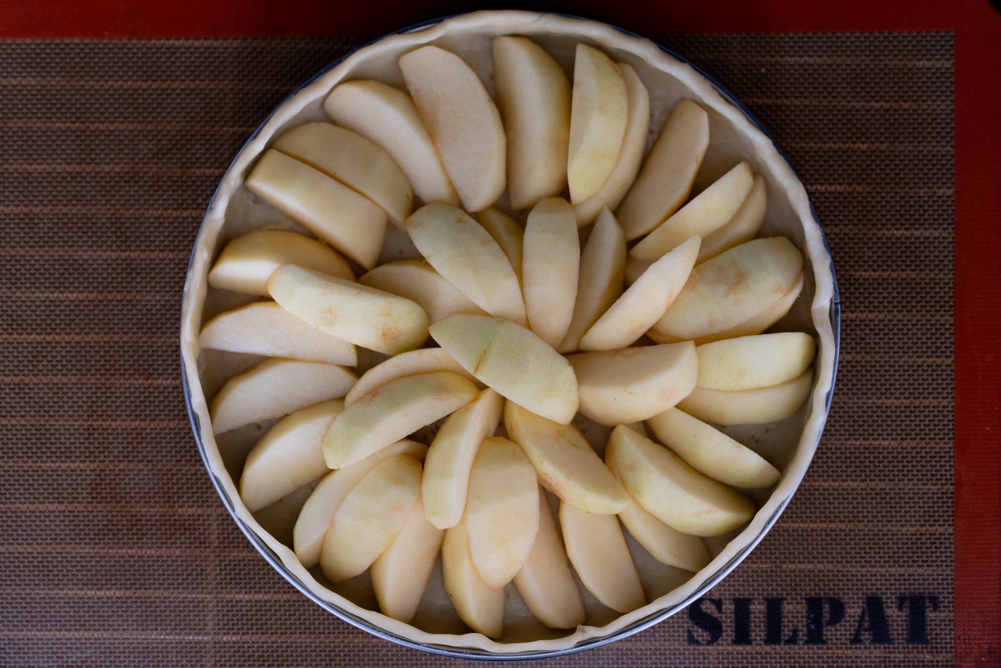 Arranged apples in the tart shell